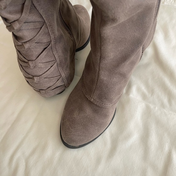 Boots - Picture 4 of 5